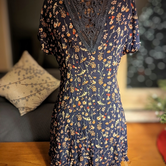 Angie. Blue floral shirt sleeve dress. Women's size L - Picture 3 of 6
